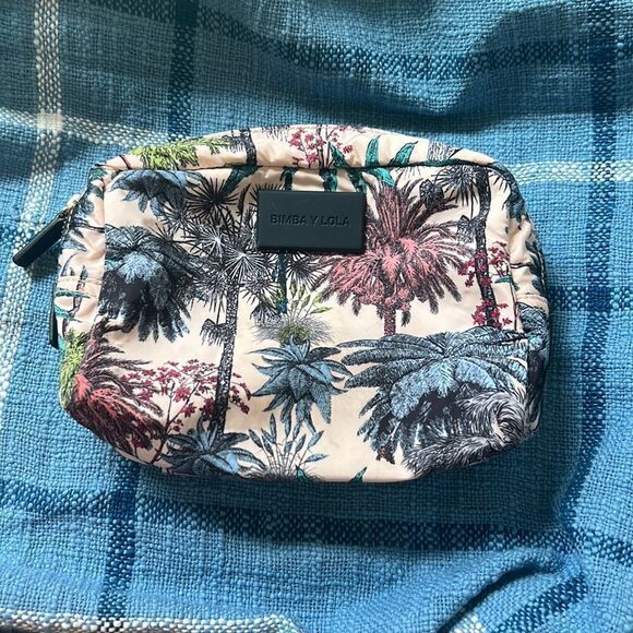 Toiletries bag ✨✨✨ - Picture 2 of 9